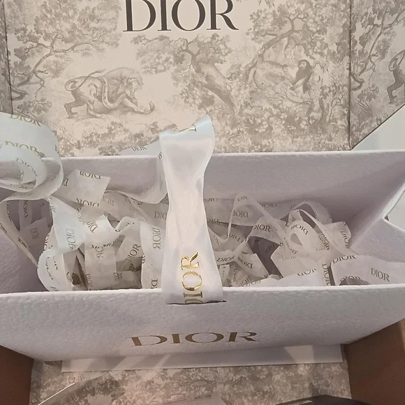 💋Dior NEW W/Bag Box Tissue Card Two (2) pouches and Mini fragrance and samples! - Picture 6 of 7